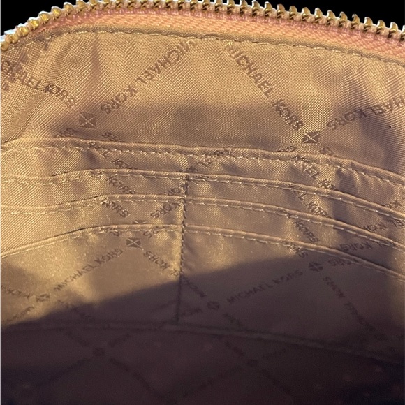 Michael Kohrs wristlet.  Excellent condition. - Picture 3 of 6